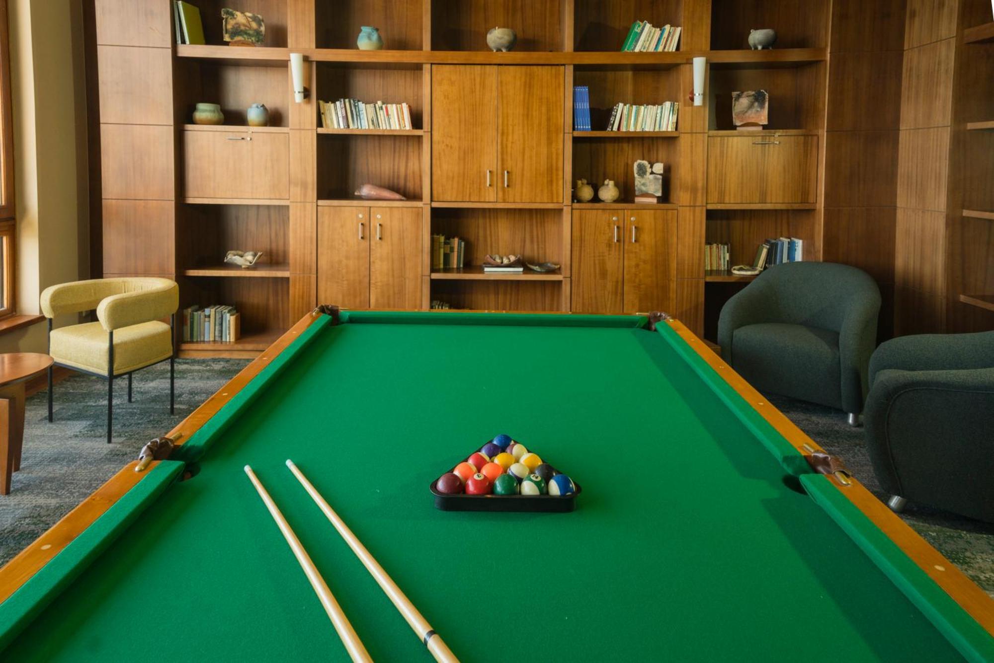 Park Lake Luxury Hotel Пукон Екстер'єр фото Pool table