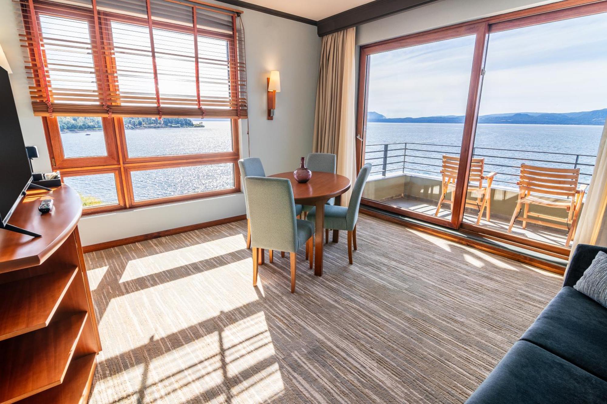 Park Lake Luxury Hotel Пукон Екстер'єр фото A suite on board the MV Safari Voyager