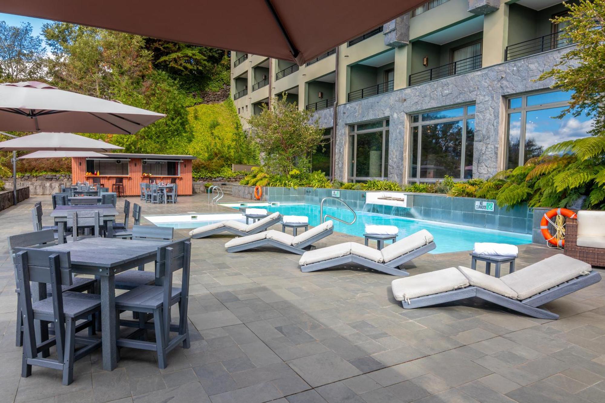 Park Lake Luxury Hotel Пукон Екстер'єр фото The swimming pool at the hotel