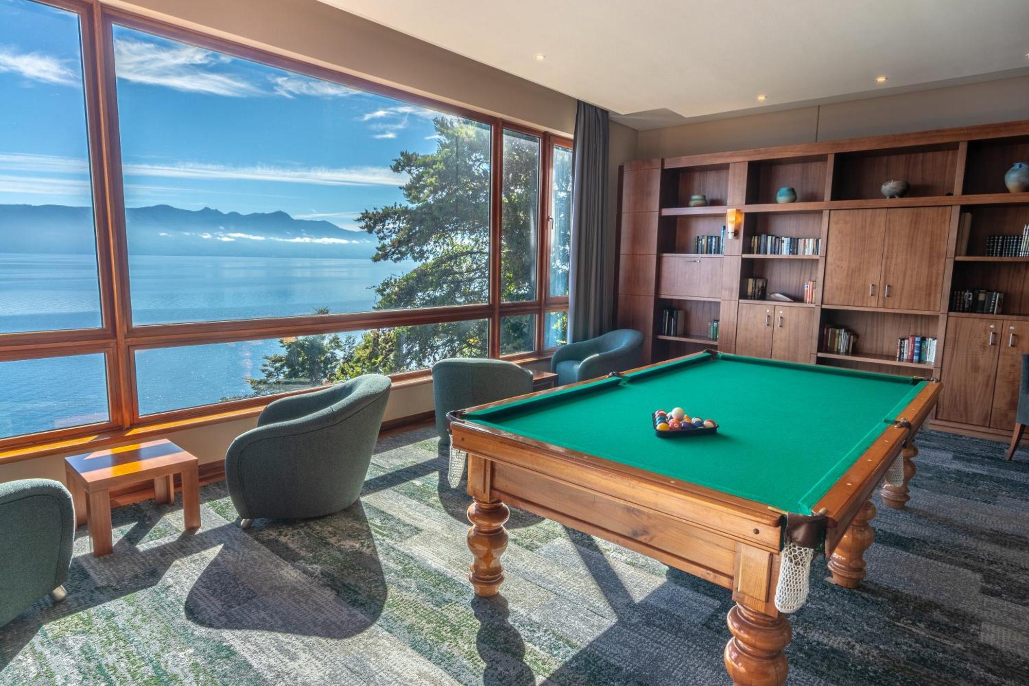 Park Lake Luxury Hotel Пукон Екстер'єр фото A pool table