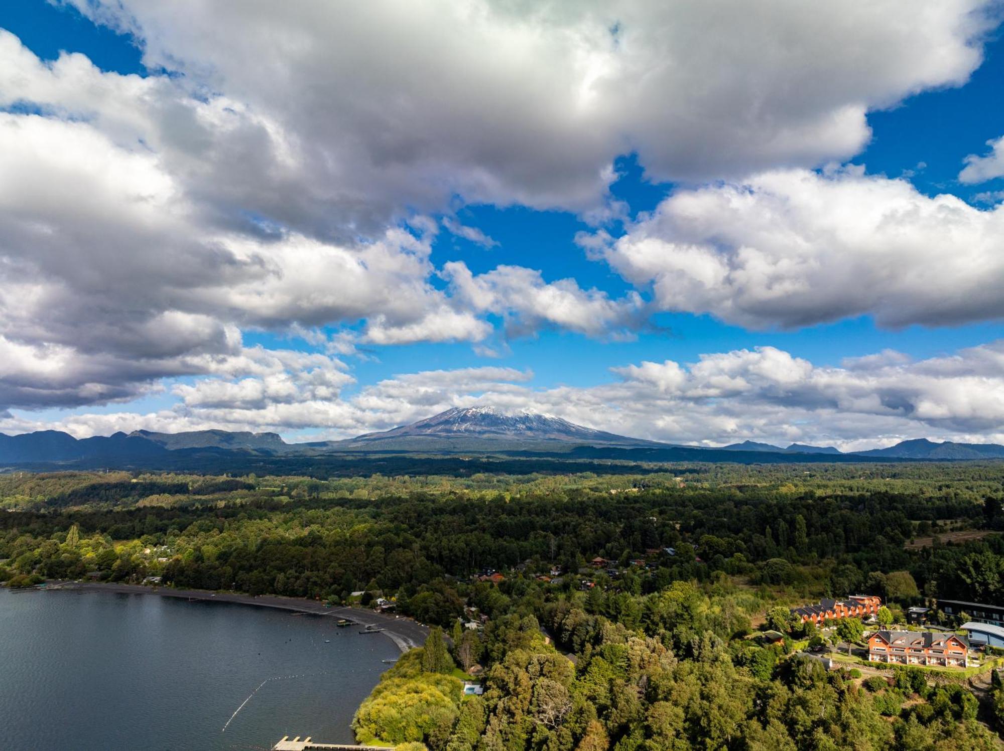 Park Lake Luxury Hotel Пукон Екстер'єр фото View of the lake and the mountains