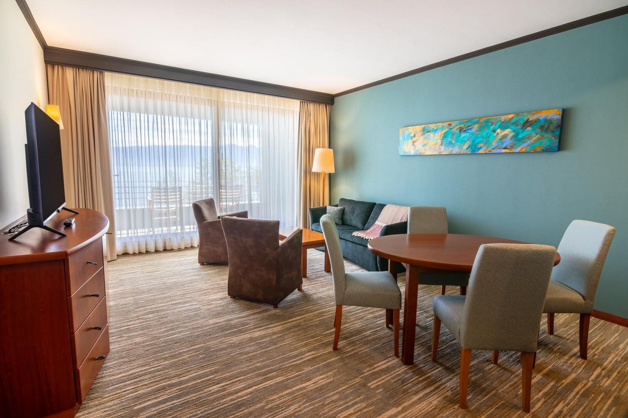 Park Lake Luxury Hotel Пукон Екстер'єр фото Living room of a suite at the Hilton Garden Inn